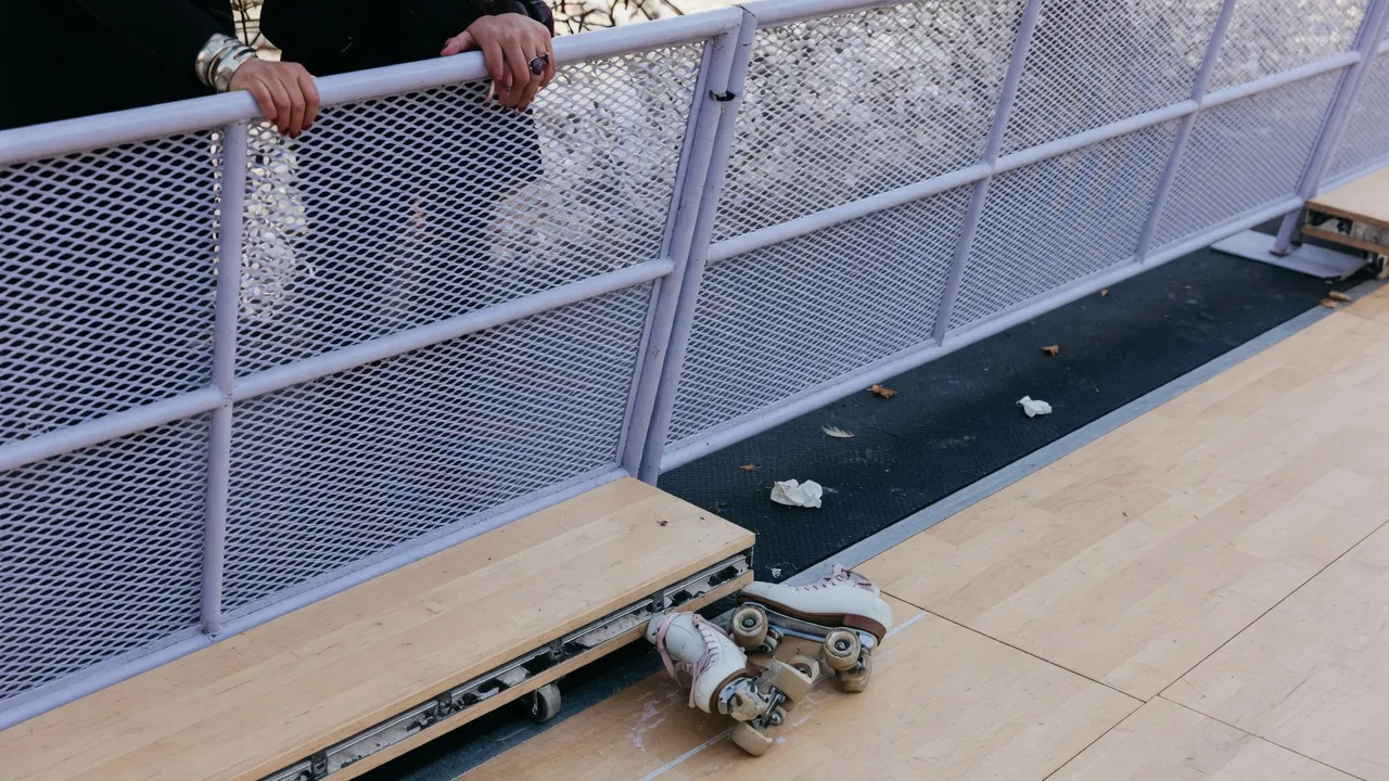 Editorial photo of event fencing on a White Plains-style pad; not a specific venue